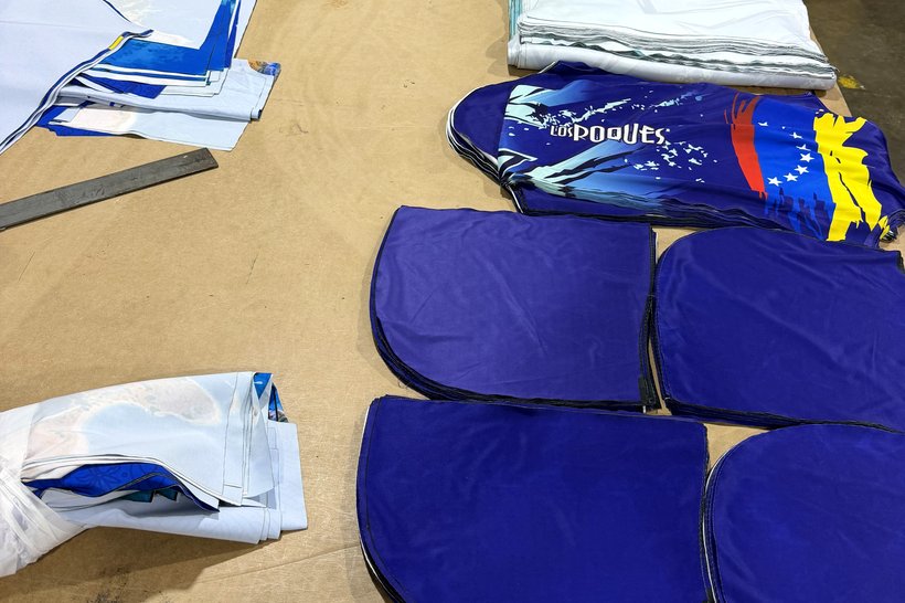 Piezas cortadas con láser y clasificadas por tipo sobre la mesa