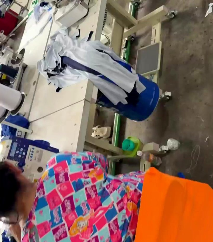 Línea de máquinas de coser en el taller de confección