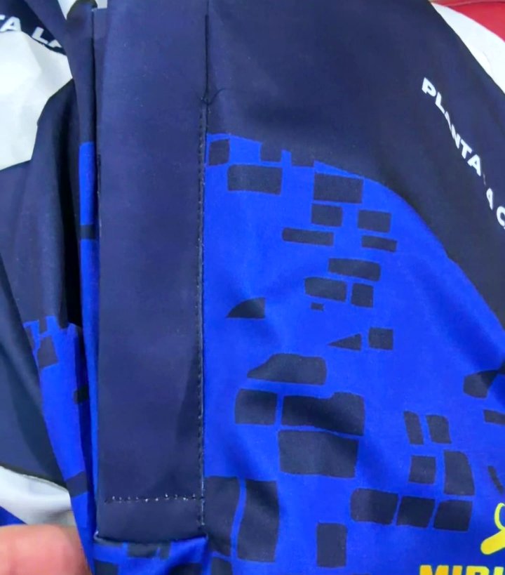 Prenda terminada con costuras y acabado industrial