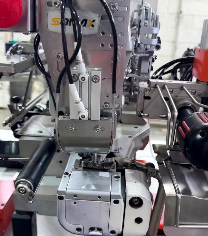Máquina automática SOMAX del taller de confección